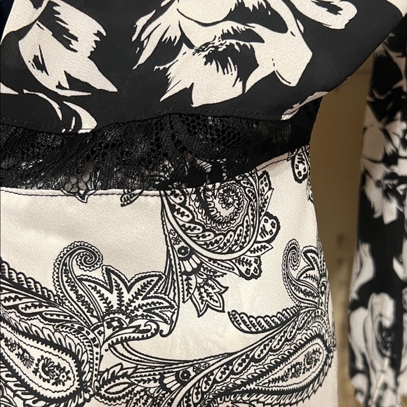 White House Black Market Black and White Floral Off-Shoulder Blouse - Picture 5 of 11
